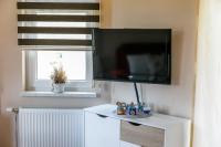 Televízia a/alebo spoločenská miestnosť v ubytovaní Apartment Medved