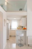 Kuchyň nebo kuchyňský kout v ubytování Spacious Family Apartment MM