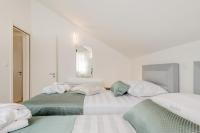 Postel nebo postele na pokoji v ubytování Spacious Family Apartment MM