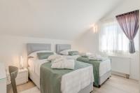 Postel nebo postele na pokoji v ubytování Spacious Family Apartment MM