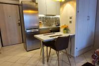 Kuchyňa alebo kuchynka v ubytovaní Cozy Luxury Apartment in the Heart of Athens 8-1
