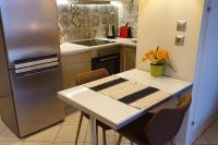 Kuchyňa alebo kuchynka v ubytovaní Cozy Luxury Apartment in the Heart of Athens 8-1