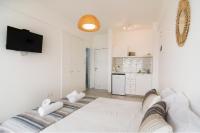 Postel nebo postele na pokoji v ubytování Larnaka Seaview Luxury Suites