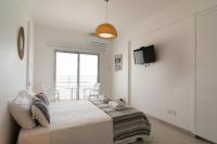 Postel nebo postele na pokoji v ubytování Larnaka Seaview Luxury Suites