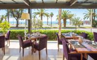 Un restaurante con mesas y sillas y vista al mar. en Westminster Hotel & Spa Nice, en Niza