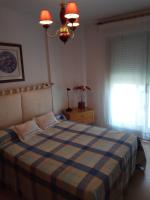 A bed or beds in a room at Apartamento A Peregrina (Silgar, Sanxenxo)
