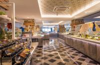 een restaurant met een buffet met gerechten bij TUI BLUE Seno - Adults Only in Sarigerme