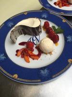 een bord met aardbeien en ijs bij Hôtel des Voyageurs Restaurant Traiteur in Bagnols