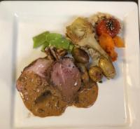 een bord met vlees, aardappelen en groenten bij Hôtel des Voyageurs Restaurant Traiteur in Bagnols