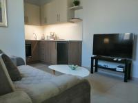 Televízia a/alebo spoločenská miestnosť v ubytovaní Personal Holiday Homes