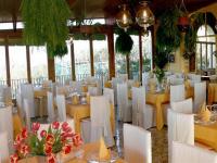 uma sala de jantar com mesas e cadeiras brancas em Hotel Villa Pina Antico Francischiello em Massa Lubrense