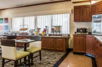 Comfort Suites Canton - Detroitにあるキッチンまたは簡易キッチン