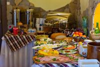 Un buffet con muchos platos de comida en una mesa. en Ośrodek U Fojta, en Wisła