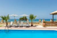 Bazén v ubytovaní Golden Sand Beach Villa alebo v jeho blízkosti