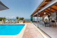 Bazén v ubytovaní Golden Sand Beach Villa alebo v jeho blízkosti
