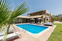 Bazén v ubytovaní Golden Sand Beach Villa alebo v jeho blízkosti