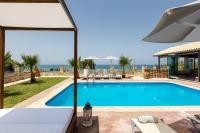 Bazén v ubytovaní Golden Sand Beach Villa alebo v jeho blízkosti