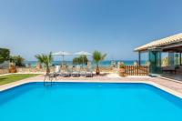 Bazén v ubytovaní Golden Sand Beach Villa alebo v jeho blízkosti