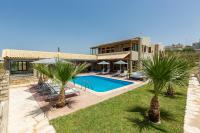 Bazén v ubytovaní Golden Sand Beach Villa alebo v jeho blízkosti