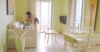 Televízia a/alebo spoločenská miestnosť v ubytovaní Waterlily Hotel Apartments