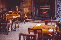 スタンリーにあるBeamish Hall Hotel, BW Premier Collectionのテーブルと椅子と暖炉のあるレストラン