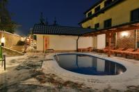 Bazén v ubytování Wellness Hotel Fridrich nebo v jeho okolí
