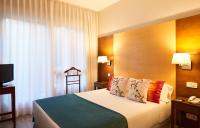 Postel nebo postele na pokoji v ubytování Suites Barrio de Salamanca