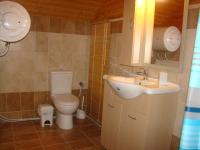 Kúpeľňa v ubytovaní Zeus-Village οικισμός φινλανδικών chalet με πισίνες & γυμναστήριο