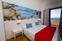 Łóżko lub łóżka w pokoju w obiekcie Hostal Cala Ratjada
