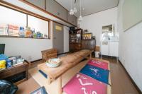 sala de estar con banco y mesa en Ryokan Nakadaya, en Tokio