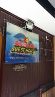 un letrero para una cuenta de prestaciones en un edificio en Perhentian AB Guest House, en Islas Perhentian