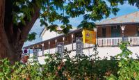 カナマラにあるHotel Cunnamullaの建物前に停車する列車