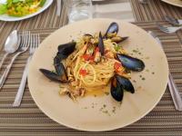 Hotel Senyor في ريميني: طبق من المعكرونة مع بلح البحر على الطاولة