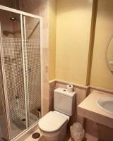 Kúpeľňa v ubytovaní Fantastic 3-Bedroom Holiday Home including Tennis and Pool Near Golf Course