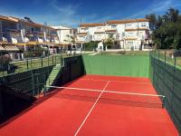 Tenis alebo squash v ubytovaní Fantastic 3-Bedroom Holiday Home including Tennis and Pool Near Golf Course alebo jeho okolí