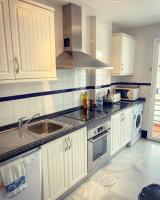 Kuchyňa alebo kuchynka v ubytovaní Fantastic 3-Bedroom Holiday Home including Tennis and Pool Near Golf Course