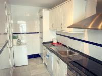 Kuchyňa alebo kuchynka v ubytovaní Fantastic 3-Bedroom Holiday Home including Tennis and Pool Near Golf Course