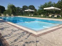 The swimming pool at or close to Agriturismo La Cascinetta