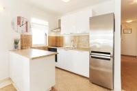 Kuchyňa alebo kuchynka v ubytovaní Apartmani Mikulić