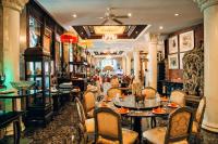 莱卡邦阿玛塔兰达度假村的一间有桌椅的餐厅