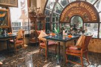 莱卡邦阿玛塔兰达度假村的一间房间里有一张桌子和几把椅子的餐厅