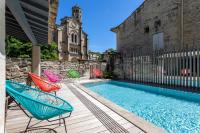 una piscina con sillas junto a un edificio en Boutique Hôtel Entraigues, en Uzès