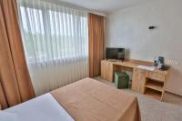 Postel nebo postele na pokoji v ubytování Terra Europe Brontes Hotel