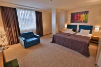 Postel nebo postele na pokoji v ubytování Terra Europe Brontes Hotel