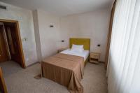 Postel nebo postele na pokoji v ubytování Terra Europe Brontes Hotel