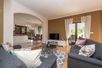 Telewizja i/lub zestaw kina domowego w obiekcie Zen Luxury Apartments