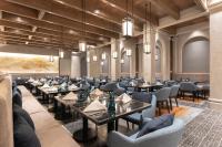 Un restaurante con mesas y sillas en una sala. en Ramada Plaza by Wyndham Chao Fah Phuket, en Phuket