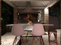 Posedenie v ubytovaní Contemporary Farmhouse with BBQ in North Evia