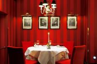 魏玛Konsumhotel Dorotheenhof Weimar的红色的饭厅,配有桌子和红色的椅子