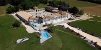 - une vue aérienne sur une grande maison avec une piscine dans l&#39;établissement Chateau Prieure Marquet, à Saint-Martin-du-Bois